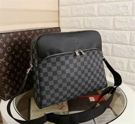 louis vuitton bolsa masculina|Louis Vuitton bolsas pre owned.